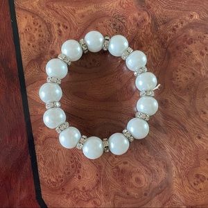 White and silver pearl beaded stretchy bracelet